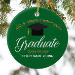 Ornamento De Cerâmica Nome do Segundo grau Personalizado Dourado Verde p<br><div class="desc">Este presente de Enfeites de natal de graduação de mais velho verde e ouro personalizado apresenta tipografia em branco-quic e ouro sob um nome de segundo grau ou de faculdade para a classe de 2025. Personalize com o seu ano de graduação sob a adorável caligrafia para um excelente presente de...</div>