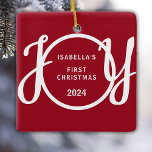 Ornamento De Cerâmica Nome Personalizado de Natal do Bebê Ce Red Keepoke<br><div class="desc">Esta primeira canção de Natal do Bebê é decorada com a palavra JOY em tipografia de na moda num fundo vermelho. Facilmente personalizável.</div>