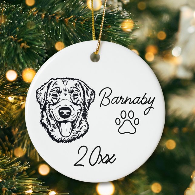 Ornamento De Cerâmica Nome personalizado do cão Labrador Retriever e Art (Labrador Retrieve Dog Custom Name and Year Ornament with Paw Print. Black and White Line Art Modern)