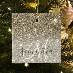 Ornamento De Cerâmica Nome Personalizado do Glitter Glitter Dourado Mode<br><div class="desc">Apresentando nossa coleção de nomes personalizados do Glitter Sparkles Dourado moderno, onde a elegância encontra a personalização. Entra num mundo de beleza mergulhada com a nossa excelente gama de produtos, desenhados para adicionar um toque de luxo à sua vida quotidiana. Nossa coleção mostra a atração cativante de faíscas modernas da...</div>