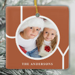 Ornamento De Cerâmica Nome Personalizado Feira de Foto de Natal<br><div class="desc">Este moderno Ornamento Fotográfico de Natal é decorado com a palavra JOY num terracota,  fundo de ferrugem. Facilmente personalizável com sua foto e seu nome.</div>