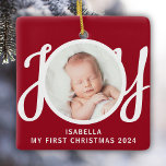 Ornamento De Cerâmica Nome Personalizado Minha Primeira Foto De Natal, N<br><div class="desc">O Primeiro Ornamento Fotográfico de Natal deste bebê fofo é decorado com a palavra JOY em tipografia de na moda num fundo vermelho. Facilmente personalizável com sua foto,  nome e ano.</div>