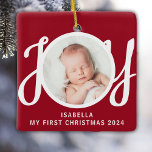 Ornamento De Cerâmica Nome Personalizado Minha Primeira Foto De Natal, N<br><div class="desc">O Primeiro Ornamento Fotográfico de Natal deste bebê fofo é decorado com a palavra JOY em tipografia de na moda num fundo vermelho. Facilmente personalizável com sua foto,  nome e ano.</div>