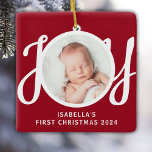 Ornamento De Cerâmica Nome Personalizado Vermelho de Foto de Natal do Be<br><div class="desc">O Primeiro Ornamento Fotográfico de Natal deste bebê fofo é decorado com a palavra JOY em tipografia de na moda num fundo vermelho. Facilmente personalizável com sua foto,  nome e ano.</div>