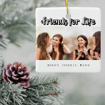 Ornamento De Cerâmica Nomes brancos de fotos pretas dos melhores amigos<br><div class="desc">Um presente para o(s) seu(s) melhor(s) amigo(s) para aniversários,  Natal ou evento especial. Texto preto: Amigos para a Vida,  escrito com um script de estilo de tendência. Personalize e use sua própria foto e nomes. Um fundo branco chic.</div>