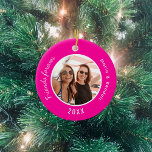 Ornamento De Cerâmica Nomes de fotos dos melhores amigos rosa-quente<br><div class="desc">Personalize e adicione sua própria foto. Um fundo rosa quente. Adicione seus nomes e ano. Texto branco.</div>