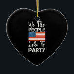 Ornamento De Cerâmica Nós, As Pessoas, Gostamos De Festejar O Patriótico<br><div class="desc">Nós,  as Pessoas Como o Partido Patriótico 4 de julho Gift 4 de julho,  de julho,  independência,  dia,  engraçado,  patriótico,  4 de julho de 2021,  fogos de artifício,  eua,  unidos,  estados unidos,  eua,  américa,  feliz,  4 de julho,  celebração,  liberdade,  4 de julho,  dom,  americano,  bandeira,  presentes</div>