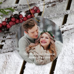 Ornamento De Cerâmica Nossa Foto De Casamento Moderno De 1rua Casada<br><div class="desc">O design de ornamento de fotos na moda para os feriados apresenta a sua imagem favorita do casal recém-casado com o texto "Our 1rua Married Christmas" em letras modernas de roteiro. Personalize o texto personalizado com seus nomes e o ano. Um simples padrão de flocos de neve brancos de inverno...</div>