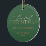 Ornamento De Cerâmica nossa primeira casa nova de natal<br><div class="desc">faça com que o primeiro natal na sua nova casa seja especial com estes maravilhosos ornamentos de feriados. com uma fonte moderna,  em negrito,  você pode adicionar seu próprio nome e endereço para marcar este maravilhoso marco. parte de uma coleção,  disponível em diferentes cores.</div>