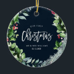 Ornamento De Cerâmica nossa primeira coroa de inverno de natal<br><div class="desc">coroa de natal com fundo azul e texto de script branco. O texto,  as cores e a imagem no verso podem ser personalizados.</div>