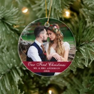Ornamento De Cerâmica Nossa Primeira Foto de Casamento no Natal Burgundy