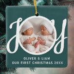Ornamento De Cerâmica Nossa Primeira Geminação de Natal Foto de Keepsasa<br><div class="desc">Este bonitinho Ornament de Fotos do Primeiro Natal é decorado com a palavra JOY em tipografia de na moda num fundo verde. Facilmente personalizável com sua foto,  nomes e ano.</div>