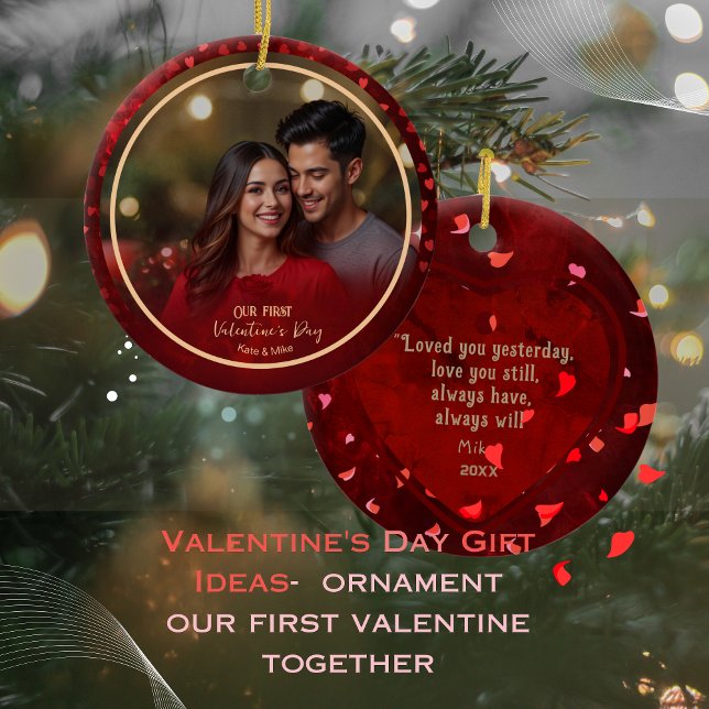 Ornamento De Cerâmica Nosso primeiro Namorados Foto do Casal RED Hearts (Our First Valentine Photo RED Hearts Couple Ceramic Ornament)