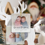 Ornamento De Cerâmica Nosso Primeiro Natal 2 Fotos Script Twin Baby<br><div class="desc">O nosso Primeiro Natal 2 Fotos Gera Nomes de Bebês Gêmeos e Ano. presente de manutenção do excelente. Um roteiro lúgubre para o Primeiro Natal e fácil de personalizar com os nomes dos seus bebês e o ano e substituir as fotos de cada lado por seus próprios favoritos. Na frente,...</div>