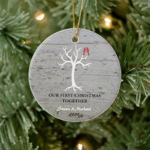 Ornamento De Cerâmica Nosso primeiro Natal ama junto a árvore dos