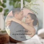 Ornamento De Cerâmica Nosso Primeiro Natal Casou Com Foto Dupla Face<br><div class="desc">Uma encantadora manutenção para o seu Primeiro Natal casado. O modelo está configurado para você adicionar sua própria foto, que aparecerá na frente e no verso. Há uma camada branca semiopaca para emudecer sua foto e realçar seu texto. A redação é impressa numa combinação de escrita manuscrita e tipografia moderna...</div>