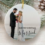 Ornamento De Cerâmica Nosso Primeiro Natal Casou Foto Personalizada<br><div class="desc">O enfeite de Natal para o seu primeiro natal casado. O modelo de foto está preparado para você adicionar uma de suas fotos favoritas de casamento à frente com seus nomes e o ano atrás. O design apresenta uma elegante caligrafia guiada e uma tipografia moderna. Este design está disponível com...</div>