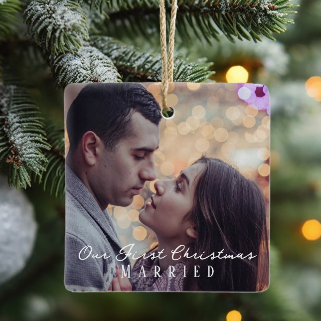 Ornamento De Cerâmica Nosso Primeiro Natal Casou Foto Personalizada (Our First Christmas Married Personalized Photo Ceramic Ornament)