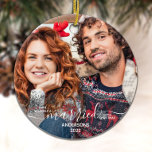 Ornamento De Cerâmica Nosso Primeiro Natal Casou Personalizado 2 Foto<br><div class="desc">Tenha Um Pequeno Natal Casado! Decorre sua árvore ou envie um presente especial com este elegante recem casados personalizado recém-casado no primeiro ornamento de Natal. Adicione suas fotos favoritas e personalize com nome e ano. O ornamento é de dois lados, você pode fazer fotos diferentes em cada lado. COPYRIGHT ©...</div>