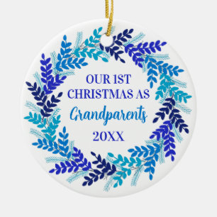Ornamento De Cerâmica Nosso Primeiro Natal como Avós Blue Wreath