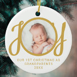 Ornamento De Cerâmica Nosso Primeiro Natal Como Avós Foto Dourada<br><div class="desc">Este enfeite "Primeiro Natal como Avós" é decorado com a palavra JOY em tipografia de na moda gold num fundo branco. Facilmente personalizável,  com a foto do seu bebê.</div>