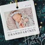 Ornamento De Cerâmica Nosso Primeiro Natal como Avós Modernos Chic<br><div class="desc">Design é composto por tipografia quic moderna com sans serif e serif font. Adicione uma foto personalizada de bebê e ano.</div>