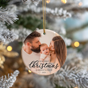Ornamento De Cerâmica Nosso Primeiro Natal como Família de Mamãe e Papai