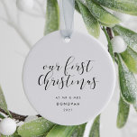 Ornamento De Cerâmica Nosso Primeiro Natal como o Sr. e a Sra. Foto eleg<br><div class="desc">Uma tipografia elegante para este presente de ornamento fotográfico. Para personalizar com sua foto favorita de casamento. Você também pode mudar facilmente a cor da fonte para seu gosto.</div>