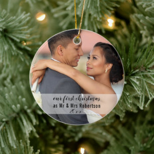 Ornamento De Cerâmica Nosso Primeiro Natal como Senhor e Senhora Foto de
