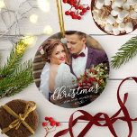 Ornamento De Cerâmica Nosso Primeiro Natal Como Sr. E Sra. 2024 White Fo<br><div class="desc">Aproveite a alegria do seu primeiro Natal como um casal casado com nosso lindo ornamento. Personalize-o com sua foto favorita de casamento e detalhes especiais.</div>