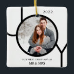 Ornamento De Cerâmica Nosso Primeiro Natal Como Sr. e Sra. Foto<br><div class="desc">Este moderno Primeiro Natal Como o Sr. e Sra. Ornament Foto é decorado com a palavra JOY em preto sobre fundo branco. Facilmente personalizável com sua foto e seu nome.</div>