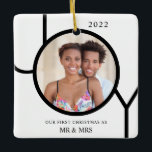 Ornamento De Cerâmica Nosso Primeiro Natal Como Sr. e Sra. Foto<br><div class="desc">Este moderno Nosso Primeiro Natal Como Sr. e Sra. Ornament Foto é decorado com a palavra JOY em preto sobre fundo branco. Facilmente personalizável com sua foto e seu nome.</div>
