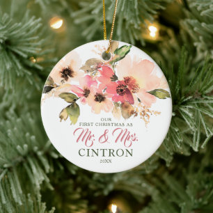 Ornamento De Cerâmica Nosso Primeiro Natal Como Sr. e Sra. Peach Floral