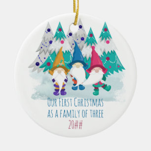 Ornamento De Cerâmica Nosso Primeiro Natal como uma Família de 3   Gnome
