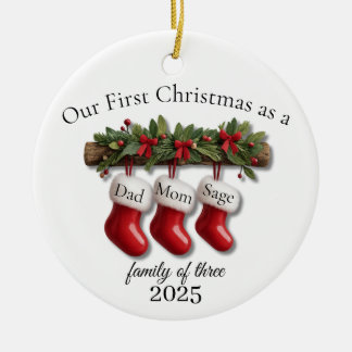 Ornamento De Cerâmica Nosso Primeiro Natal como uma Família de Três 2025