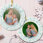 Ornamento De Cerâmica Nosso Primeiro Natal | Foto Greem Ditsy Snowflake<br><div class="desc">Ornamento de fotos da árvore de Natal, com fotos na frente e atrás. É escrito com "Our First Christmas vinte [year]" ("Nosso Primeiro Natal Vinte e Vinte [ano]"), seguido da sua formulação personalizada, como "logo será uma família de quatro". Você também pode personalizar a parte de trás do ornamento com...</div>