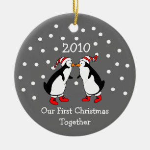 Ornamento De Cerâmica Nosso Primeiro Natal Juntos 2010 (Pinguins)