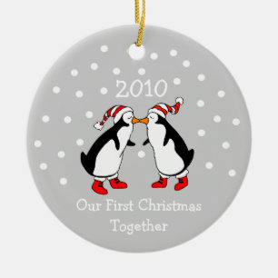 Ornamento De Cerâmica Nosso Primeiro Natal Juntos 2010 (Pinguins)