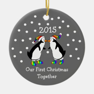 Ornamento De Cerâmica Nosso Primeiro Natal Juntos 2015 (Pinguins LGBT)