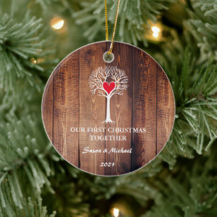 Ornamento De Cerâmica Nosso primeiro Natal juntos adoram madeira rústic