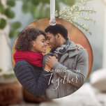 Ornamento De Cerâmica Nosso Primeiro Natal Juntos Foto de Sobreposição B<br><div class="desc">O enfeite de Natal para o seu primeiro natal juntos. O modelo de foto está configurado para você adicionar uma de suas fotos favoritas à frente com seus nomes e o ano atrás. O design apresenta uma elegante caligrafia guiada e uma tipografia moderna. Este design está disponível com uma sobreposição...</div>
