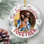 Ornamento De Cerâmica Nosso Primeiro Natal Juntos. Foto personalizada -<br><div class="desc">"O nosso primeiro Natal juntos" - Enfeites de natal personalizados são um bom guardião para ter como parte do seu decoro de Natal. O modelo está pronto para você personalizar o ornamento com sua foto, seus nomes e o ano. O design inclui tipografia de estilos com letra manual e um...</div>