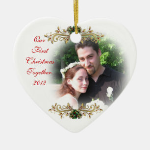 Ornamento De Cerâmica Nosso primeiro Natal juntos, o coração do ornament