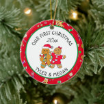 Ornamento De Cerâmica Nosso Primeiro Natal Juntos Personalizados<br><div class="desc">Adicione seus nomes e o ano a este Enfeites de natal fofo personalizado,  "Nosso Primeiro Natal" com um casal de pão de gengibre fofo.</div>