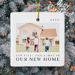 Ornamento De Cerâmica Nosso Primeiro Natal Na Nossa Nova Chic Moderna Ca<br><div class="desc">Design é composto por tipografia quic moderna com sans serif e serif font. Adicione uma foto personalizada da família e do novo lar e ano.</div>