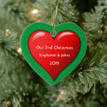 Ornamento De Cerâmica Nosso Segundo Natal Juntos Coração Vermelho Bonito<br><div class="desc">Nomes personalizados e impressos com design de coração vermelho giro em fundo verde sólido. Sinta-se à vontade para personalizar adicionando seus próprios textos,  nomes ou fotos. Você pode adicionar sua foto no verso do ornamento facilmente! A cor do plano de fundo também pode ser alterada conforme você quiser.</div>