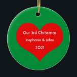 Ornamento De Cerâmica Nosso Terceiro Natal Juntos Coração Vermelho Bonit<br><div class="desc">Nomes personalizados e impressos com design de coração vermelho giro em fundo verde sólido. Sinta-se à vontade para personalizar adicionando seus próprios textos,  nomes ou fotos. Você pode adicionar sua foto no verso do ornamento facilmente! A cor do plano de fundo também pode ser alterada conforme você quiser.</div>