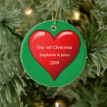 Ornamento De Cerâmica Nosso Terceiro Natal Juntos Coração Vermelho Bonit<br><div class="desc">Nomes personalizados e impressos com design de coração vermelho giro em fundo verde estável. Sinta-se à vontade para personalizar adicionando seus próprios textos,  nomes ou fotos. Você pode adicionar sua foto na parte de trás do ornamento facilmente!
A cor do plano de fundo também pode ser alterada conforme desejar.</div>