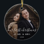 Ornamento De Cerâmica Nossos primeiros roteiro e foto rústicos bonitos<br><div class="desc">Este primeiro doce e elegante casou as características dois dos enfeites de natal de suas fotos favoritas do casal ou do casamento, com tipografia escrita à mão na moda do roteiro que diz "nosso primeiro Natal." Há uma sala por seu sobrenome e os anos wedding também. Uma lembrança simples e...</div>