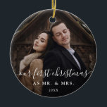 Ornamento De Cerâmica Nossos primeiros roteiro e foto rústicos bonitos<br><div class="desc">Este primeiro doce e elegante casou as características dois dos enfeites de natal de suas fotos favoritas do casal ou do casamento, com tipografia escrita à mão na moda do roteiro que diz "nosso primeiro Natal." Há uma sala por seu sobrenome e os anos wedding também. Uma lembrança simples e...</div>
